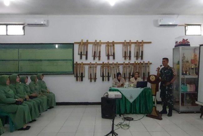 Penyuluhan Kesehatan Cegah Kanker Serviks dan Payudara Serta Tes IVA