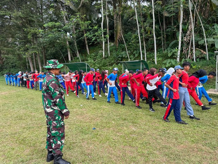 Babinsa 13/Banjarmangu Dan Anggota Polres Banjarmangu Melatih Paskibra di Desa Binaan 