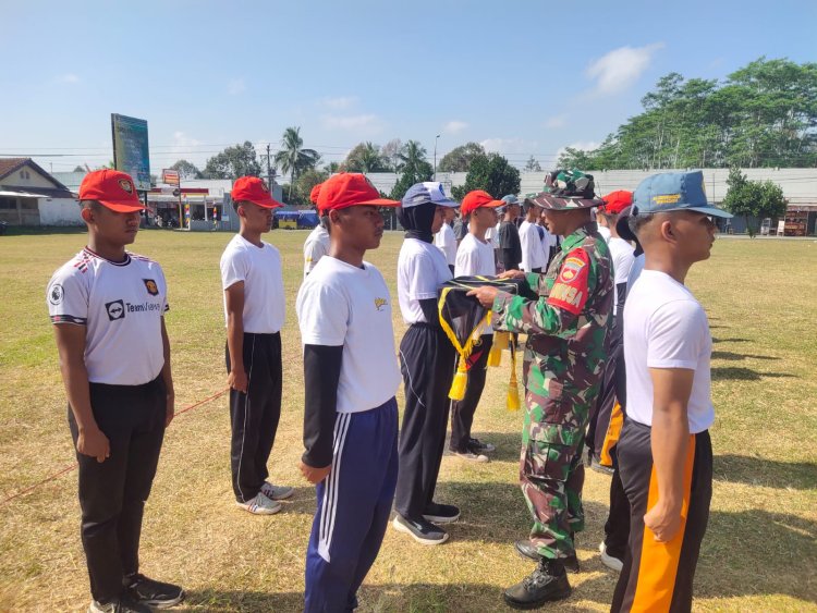 Babinsa Bimbing Paskibra 2024 Jalani Gladi Kotor Upacara HUT RI