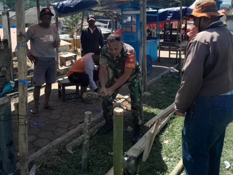 Babinsa Bersama Warga Kerja Bakti Bersihkan dan Rapikan Lapangan Jelang Turnamen Sepakbola Antar Desa