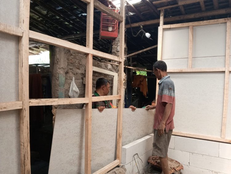 Babinsa Hadir Di Wilayah Bantu Rehab Rumah Warga