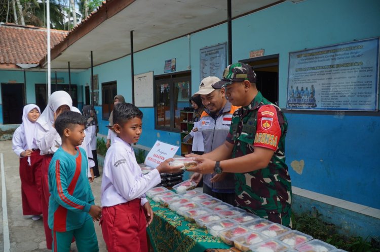 Babinsa Koramil 12 Sigaluh Dampingi Pembagian Sarapan Bergizi di MI Muhammadiyah
