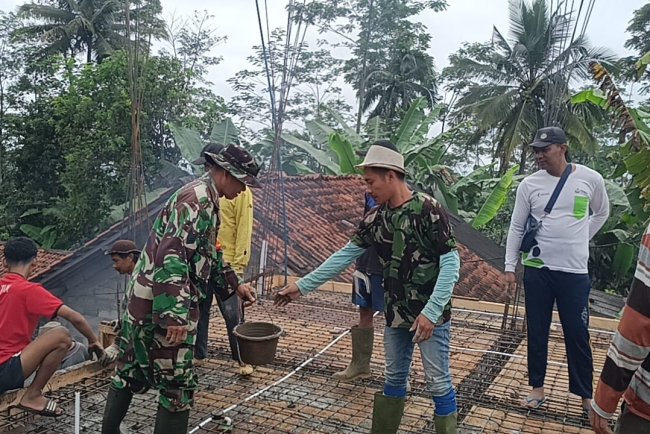 Karya Bakti Babinsa Bantu Pengecoran Pembangunan Masjid Di Wilayah Koramil 14/Madukara 