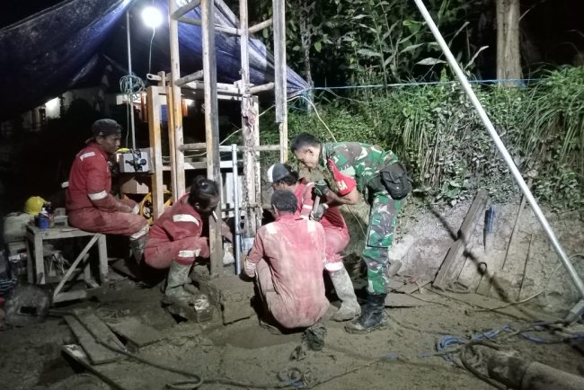 Babinsa Lembur Bantu Pekerja, Dalam Pemasangan Casing Sumur Bor