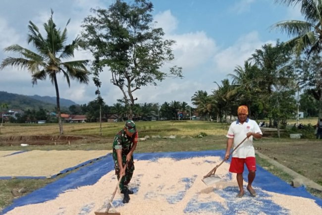 Babinsa selalu siap membantu masyarakat 