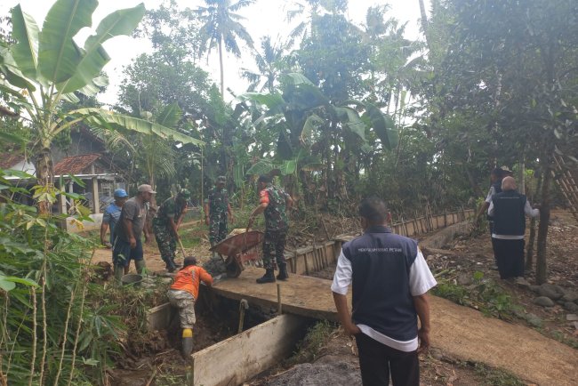 Danramil dan Babinsa Bersama Warga Gotong Royong Bangun Talud Irigasi