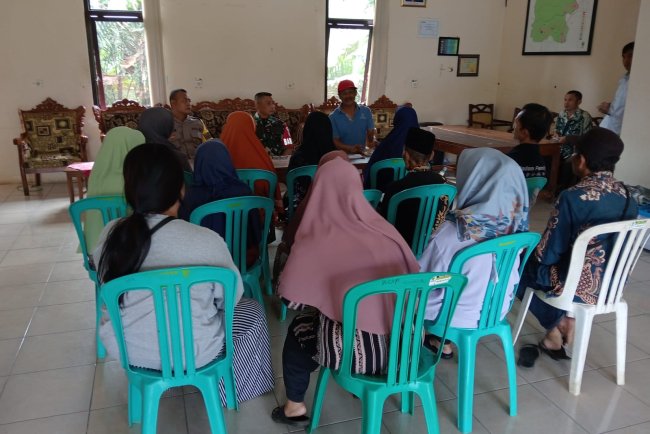 Pendampingan Penyaluran Bantuan Dana Desa di Desa Gripit oleh Babinsa