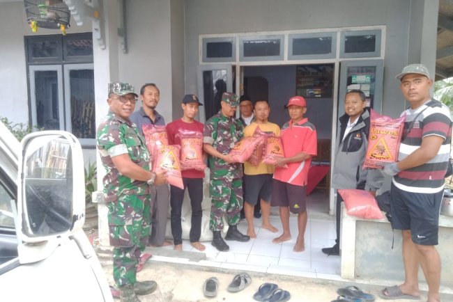 Danramil 13 Banjarmangu Dampingi Penyaluran Bibit Padi untuk Poktan Merawu Makmur