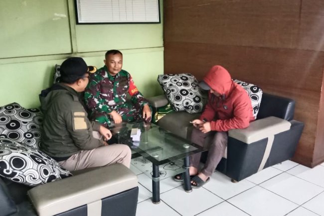 Pererat Silaturahmi, Babinsa Koramil 16/Pejawaran Komsos dengan Perangkat Desa