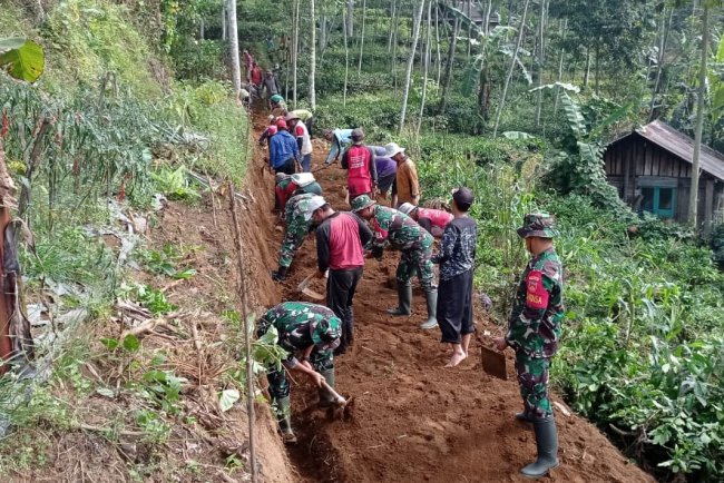 Koramil 06 Kalibening Kerja bakti Bersama Masyarakat