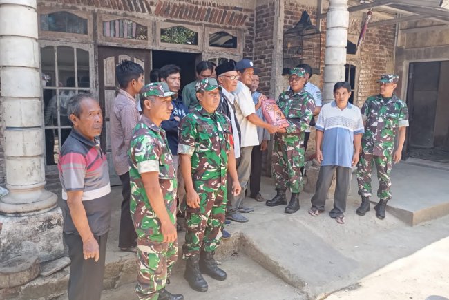 Danramil Beserta  Babinsa Mendampingi Penyaluran Benih Padi Untuk Ketahanan Pangan