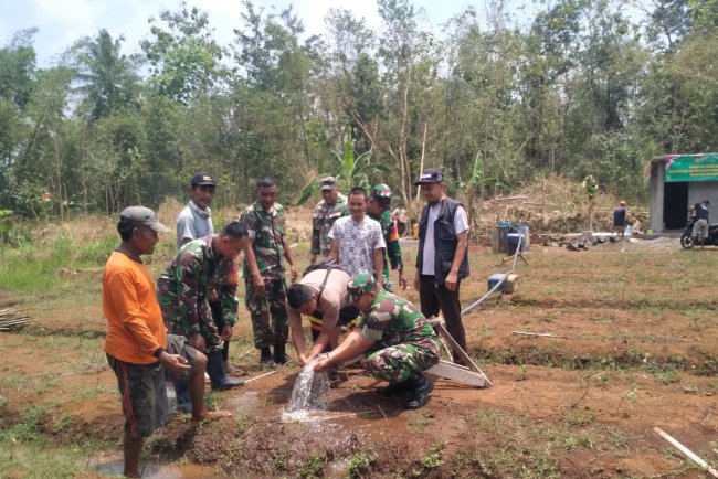 Danramil 09 Susukan Kerja Bakti Pengeboran Sumur Dangkal di Karangsalam