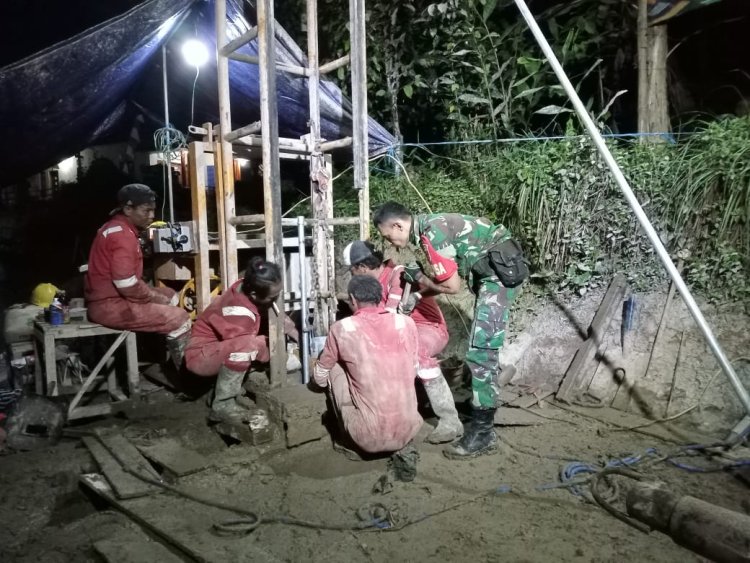 Babinsa Lembur Bantu Pekerja, Dalam Pemasangan Casing Sumur Bor