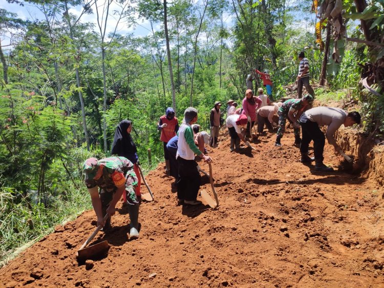 Babinsa Melaksanakan Karya Bakti Membuat Jalan Usaha Tani Bersama Warga