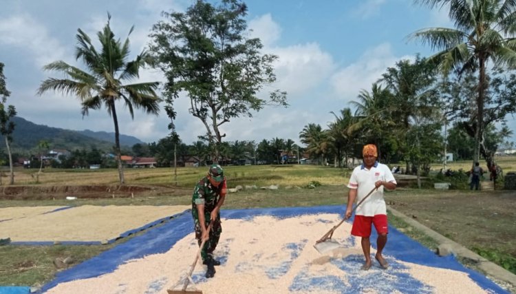 Babinsa selalu siap membantu masyarakat 