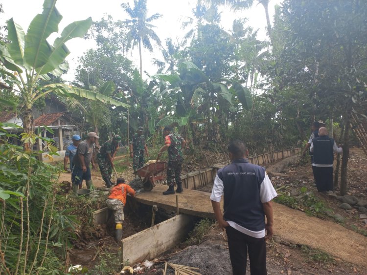 Danramil dan Babinsa Bersama Warga Gotong Royong Bangun Talud Irigasi
