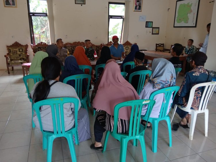 Pendampingan Penyaluran Bantuan Dana Desa di Desa Gripit oleh Babinsa