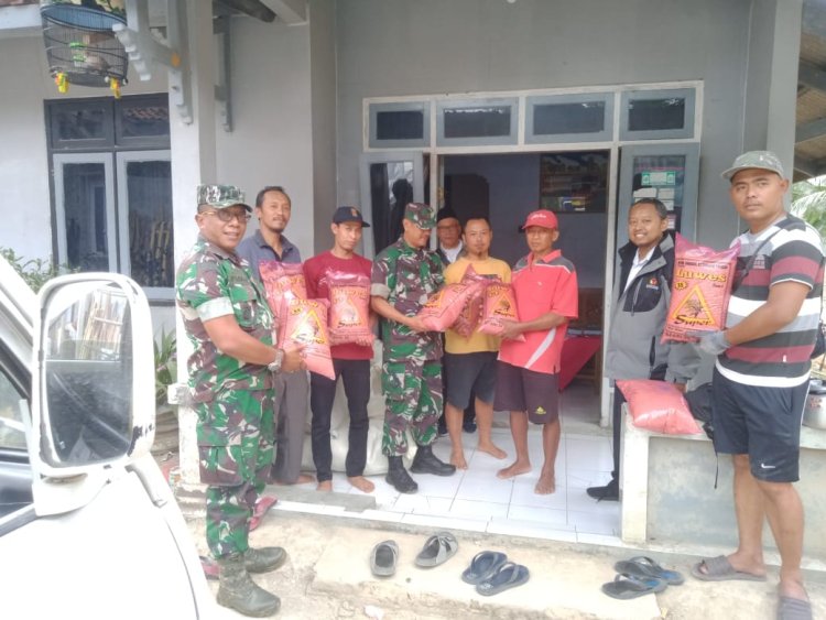 Danramil 13 Banjarmangu Dampingi Penyaluran Bibit Padi untuk Poktan Merawu Makmur