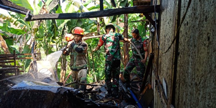 Sigap Babinsa Koramil 04/Karangkobar Bantu Padamkan Kebakaran Dapur Rumah Warga