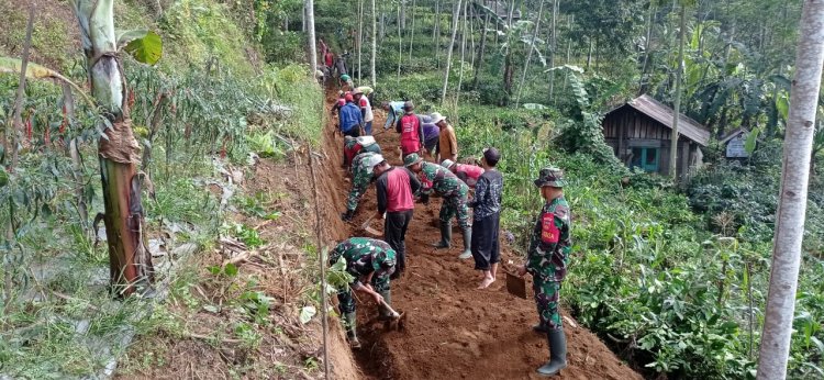 Koramil 06 Kalibening Kerja bakti Bersama Masyarakat