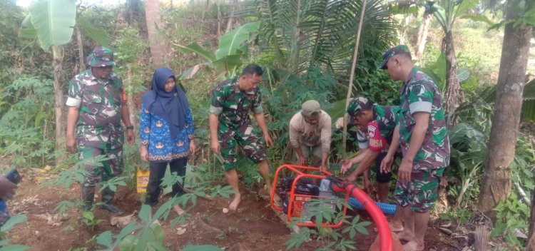 Danramil 01 Banjarnegara Dampingi Petani dalam Kegiatan Pompanisasi untuk Atasi Kekurangan Air