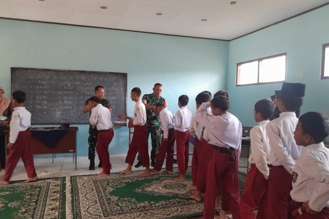 Sampaikan Materi Wasbang, Danramil 04/Karangkobar Ke SD Negeri 3 Ambal