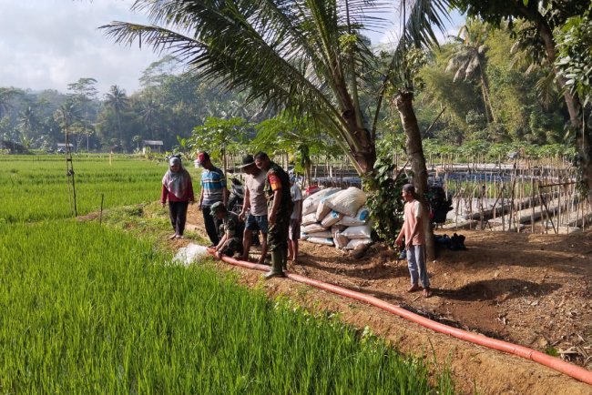 Babinsa Bersama PPL dan Poktan Sri Rejeki 3 Uji Coba Pengoperasian Pompa Air Bantuan Kementan RI