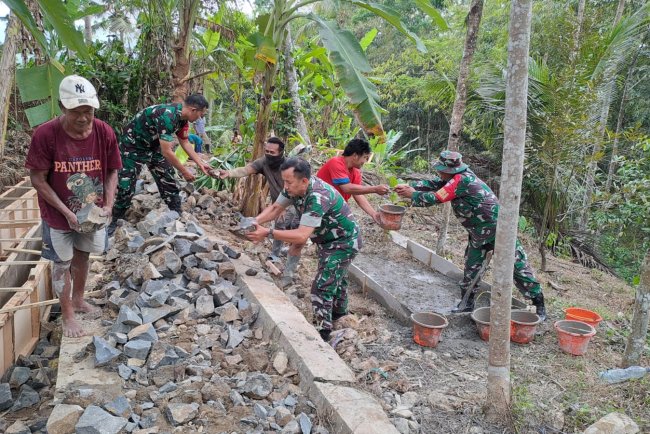 Danramil Ikut Terjun Langsung Membantu Karya Bhakti Pembuatan Saluran Air