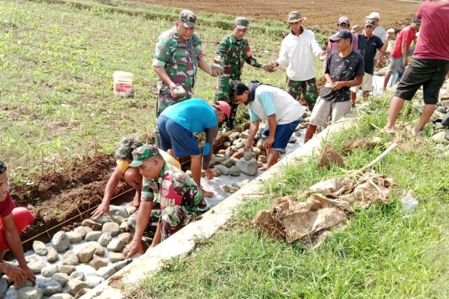 Babinsa Koramil 09 Susukan Bantu Pengerjaan Saluran Irigasi