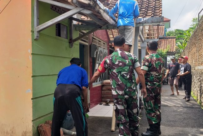 Danramil Pimpin Pembongkaran Rumah Warga Penerima Bantuan RTLH