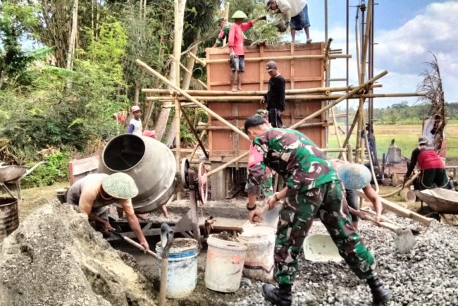 Danramil Terjun Langsung Bantu Pembuatan Rumah Pompa Dan Sumur bor