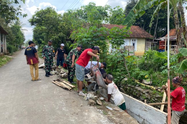 Babinsa Bantu Perbaiki Saluran Irigasi Pertanian