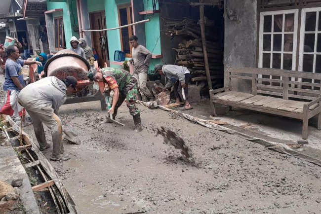 Terjun Langsung Ke Lapangan Babinsa Bantu Gotong Royong Pengecoran Jalan