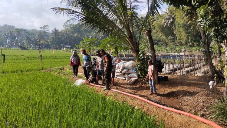 Babinsa Bersama PPL dan Poktan Sri Rejeki 3 Uji Coba Pengoperasian Pompa Air Bantuan Kementan RI