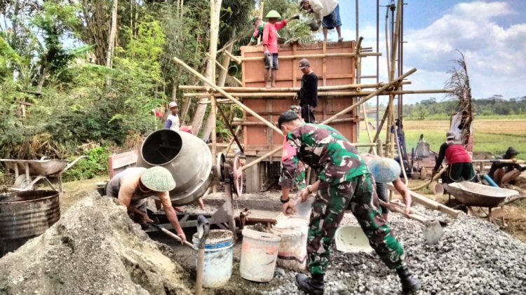 Danramil Terjun Langsung Bantu Pembuatan Rumah Pompa Dan Sumur bor