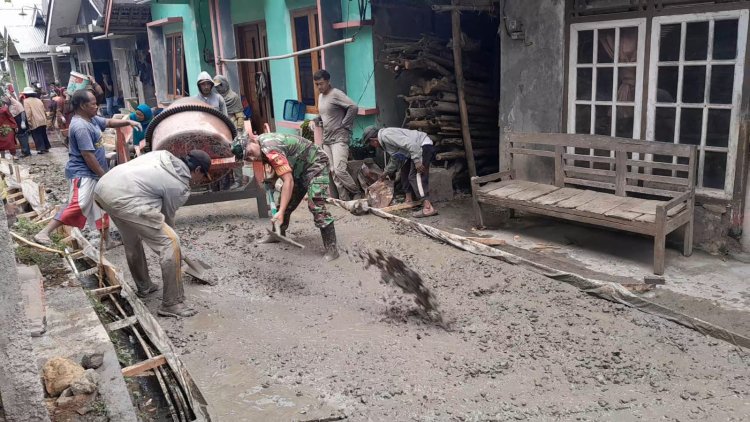 Terjun Langsung Ke Lapangan Babinsa Bantu Gotong Royong Pengecoran Jalan
