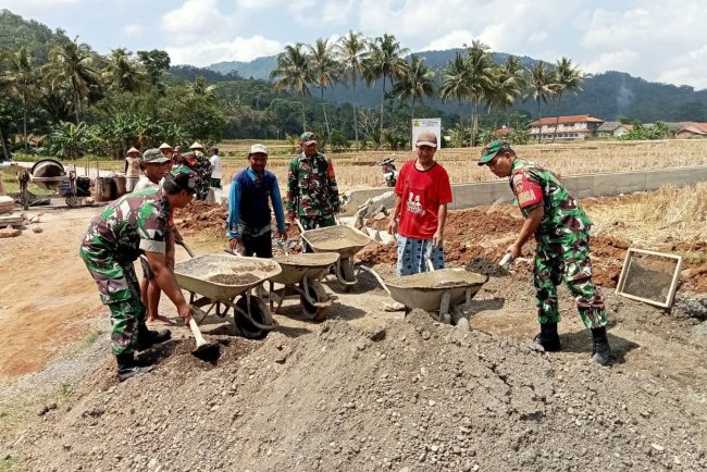 Danramil Beserta Anggota Laksanakan Kerjabakti bersama Warga