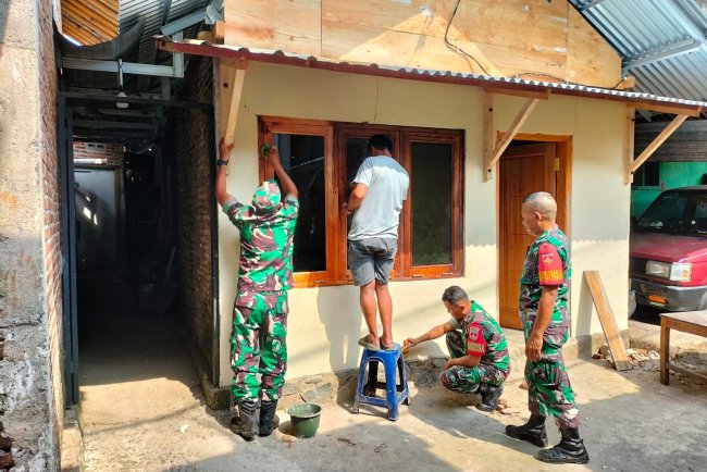 Babinsa Koramil 01 Banjarnegara Bantu Pengecatan dan Pemasangan Bata RTLH