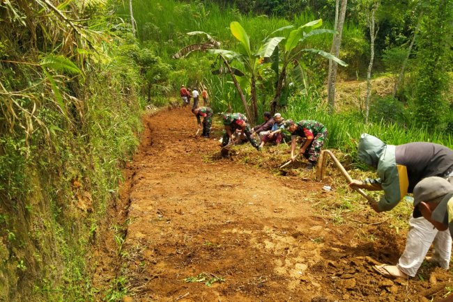 Ps. Danramil 02 Klampok Pimpin Gotong Royong Kerja Bakti Bersihkan Jalan Usaha Tani 