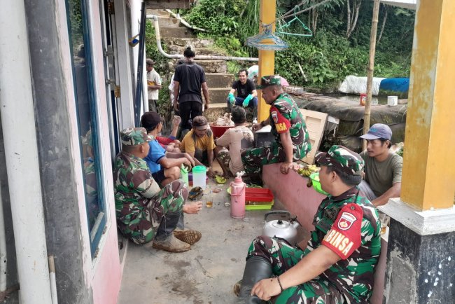 Terciptanya Hubungan Yang Erat Antara TNI Dengan Rakyat Babinsa Jalin Komsos Dengan Warga