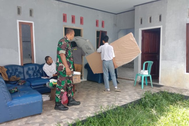 Babinsa Kawal Pendistribusian Logistik Bilik Suara Pilkada Kecamatan Madukara