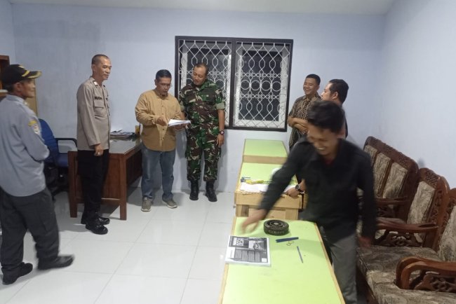 Danramil 14/Madukara Pantau Pembuatan Soal Ujian Perangkat