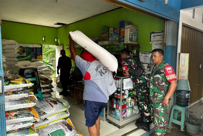 Babinsa Mengecek Stok Dan Harga Pupuk Dan Bibit Tanaman Di Pasar 