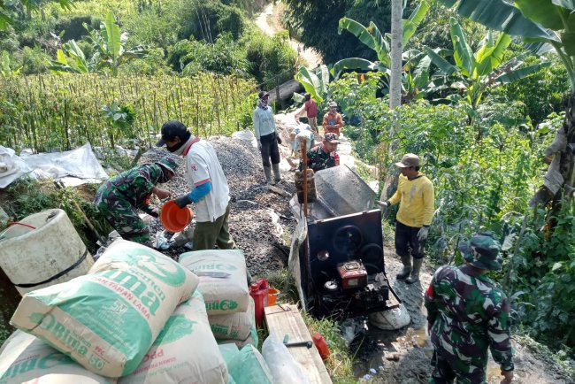 TNI dan Warga Gotong Royong Bangun Jalan Usaha Tani di Pagentan