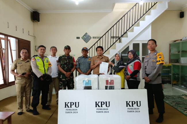 Babinsa Koramil 01/Banjarnegara Serentak Kawal Pendistribusian Logistik Pilkada Tahun 2024 Dari PPS Menuju TPs