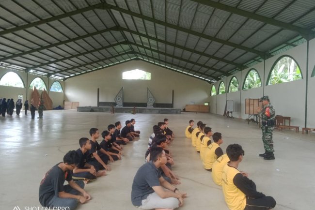 Tanamkan Rasa Cinta Tanah Air, Babinsa Berikan Materi Wasbang Kepada santri ponpes Yaqutun nafis