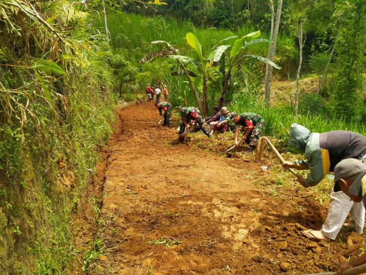 Ps. Danramil 02 Klampok Pimpin Gotong Royong Kerja Bakti Bersihkan Jalan Usaha Tani 