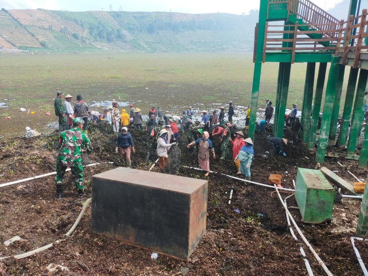 Danramil Ikuti Kerja Bakti Pembersihan Eceng Gondok bersama Masyarakat di Telaga Merdada