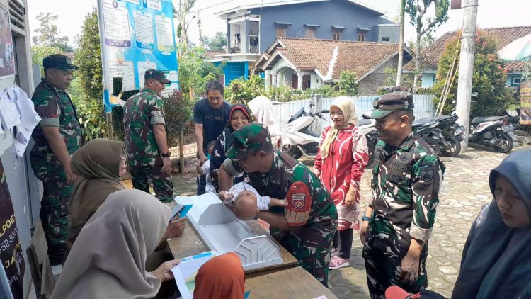 Danramil Dampingi Petugas Berikan Layanan Posyandu Demi Wujudkan Balita Sehat Bebas Stunting