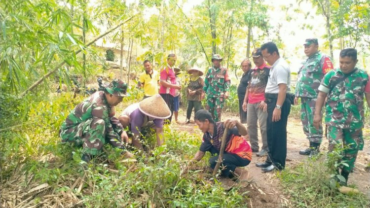 Penghijauan di Bantaran Sungai Serayu Babinsa dan Warga Tanam Pohon Berbuah